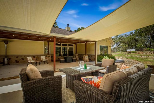 15 Post Oak Rd, La Vernia, TX 78121