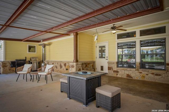 15 Post Oak Rd, La Vernia, TX 78121