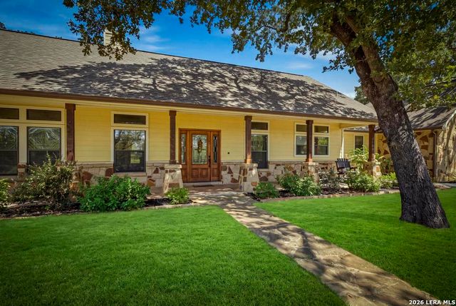 15 Post Oak Rd, La Vernia, TX 78121