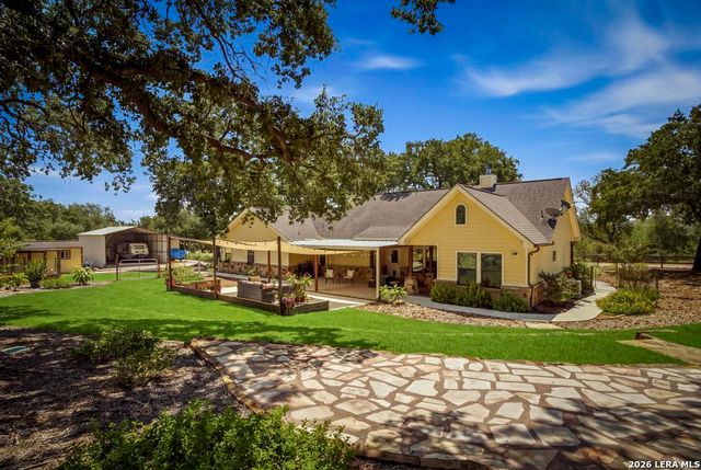 15 Post Oak Rd, La Vernia, TX 78121