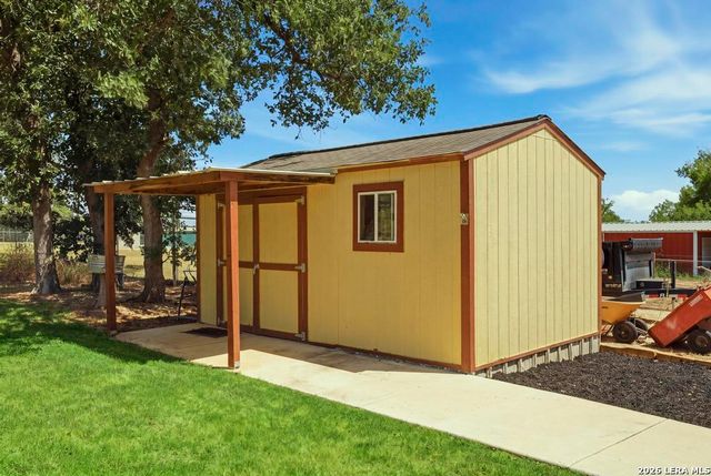 15 Post Oak Rd, La Vernia, TX 78121