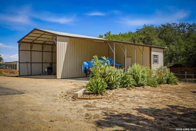 15 Post Oak Rd, La Vernia, TX 78121