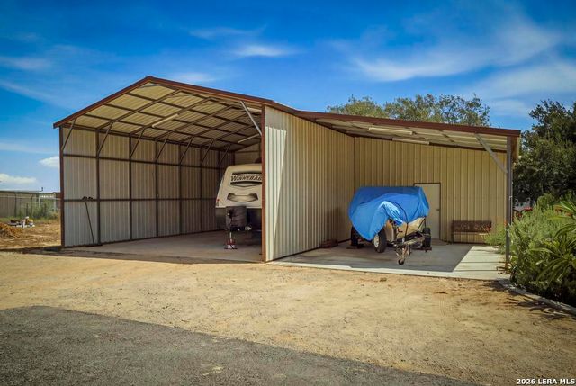 15 Post Oak Rd, La Vernia, TX 78121
