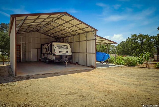 15 Post Oak Rd, La Vernia, TX 78121