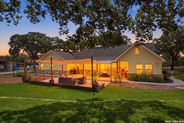 15 Post Oak Rd, La Vernia, TX 78121