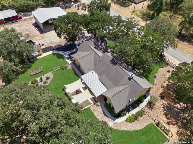 15 Post Oak Rd, La Vernia, TX 78121