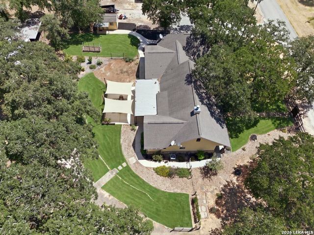 15 Post Oak Rd, La Vernia, TX 78121