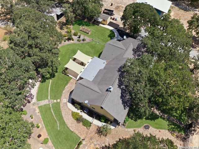 15 Post Oak Rd, La Vernia, TX 78121