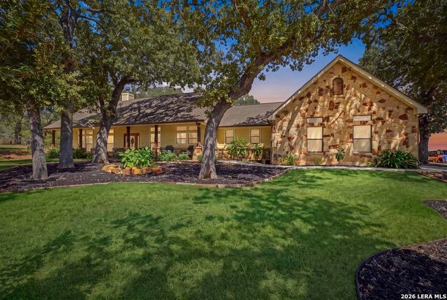 15 Post Oak Rd, La Vernia, TX 78121