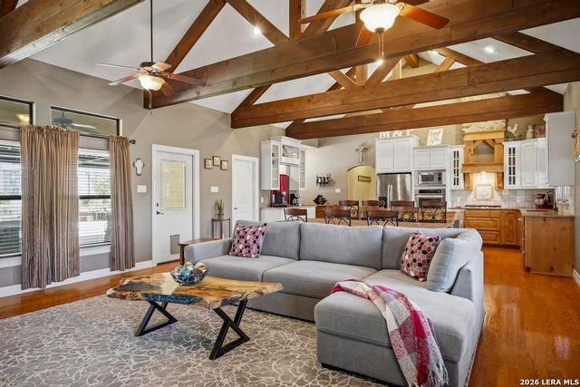 15 Post Oak Rd, La Vernia, TX 78121