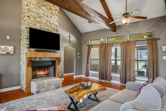 15 Post Oak Rd, La Vernia, TX 78121