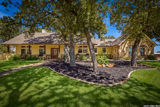 15 Post Oak Rd, La Vernia, TX 78121