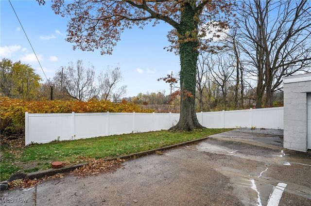 203 N Prospect Avenue, Hartville, OH 44632