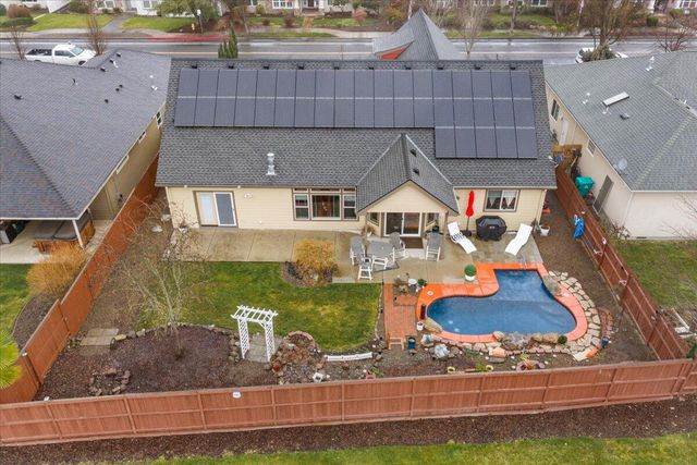 279 Robert Trent Jones Boulevard, Eagle Point, OR 97524