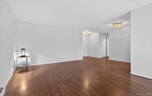 1 Toms Point Lane 6J, Port Washington, NY 11050