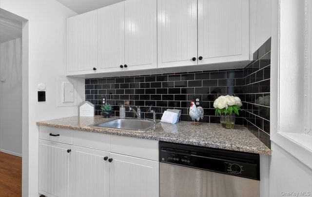 1 Toms Point Lane 6J, Port Washington, NY 11050