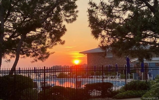 1 Toms Point Lane 6J, Port Washington, NY 11050