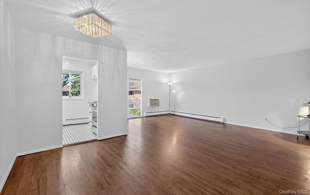 1 Toms Point Lane 6J, Port Washington, NY 11050