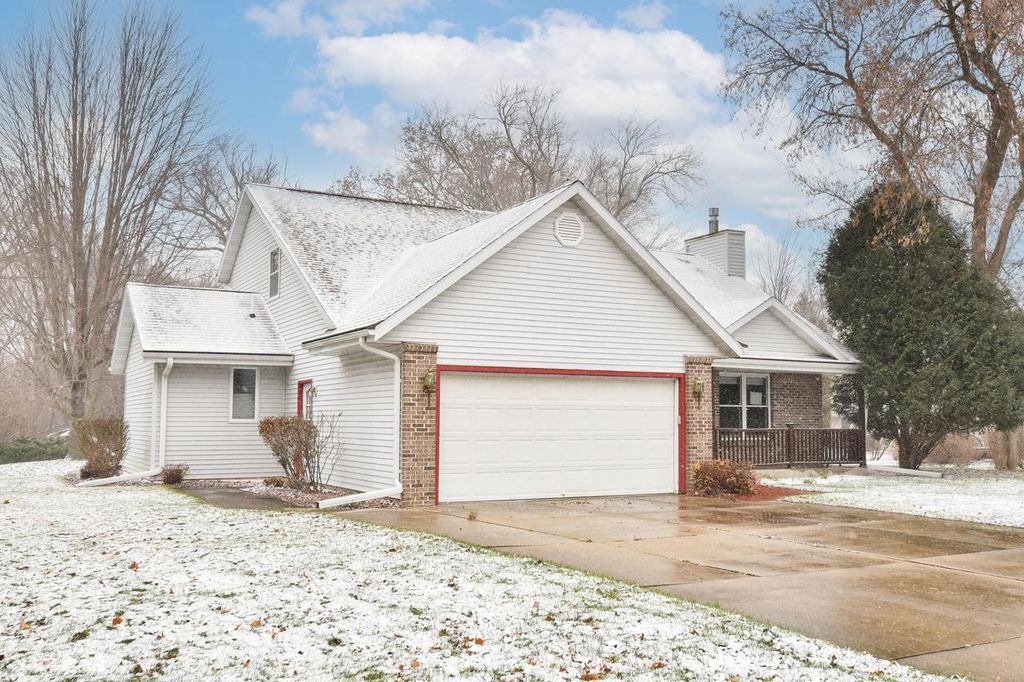 902 Martin DRIVE, Fredonia, WI 53021