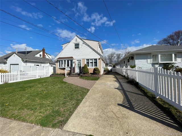 70 E Neptune Avenue, Lindenhurst, NY 11757