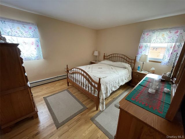 70 E Neptune Avenue, Lindenhurst, NY 11757