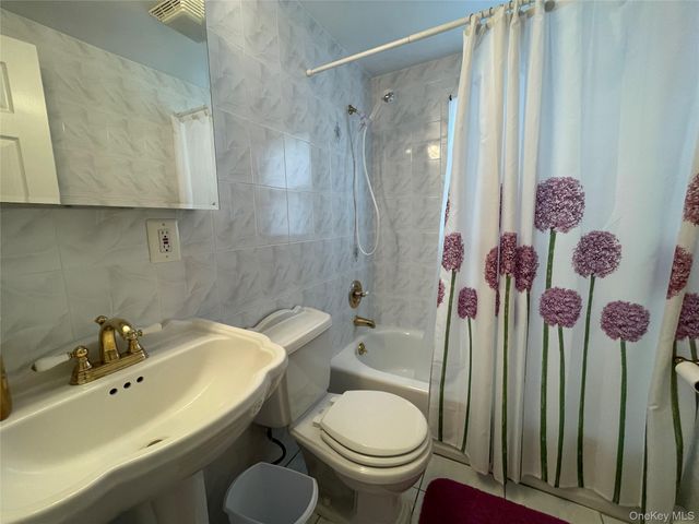 70 E Neptune Avenue, Lindenhurst, NY 11757