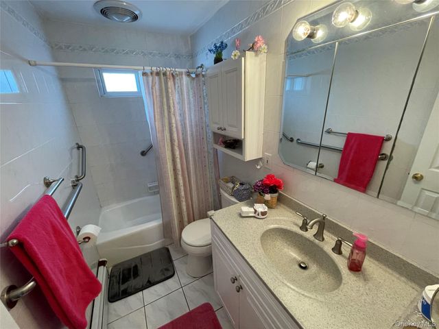 70 E Neptune Avenue, Lindenhurst, NY 11757