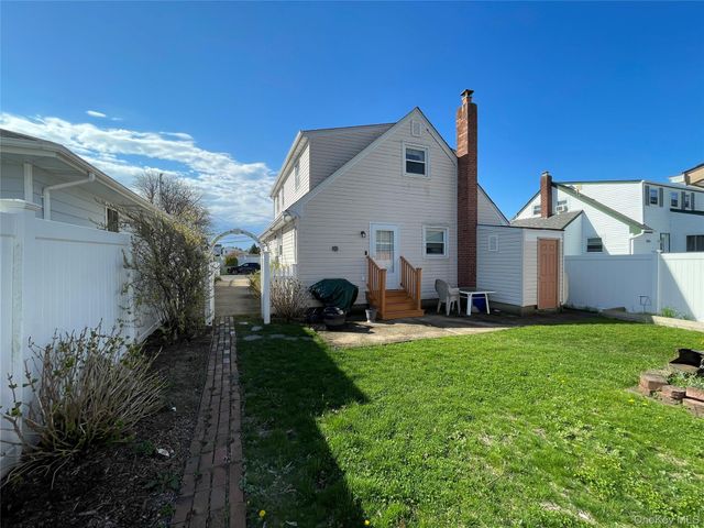 70 E Neptune Avenue, Lindenhurst, NY 11757