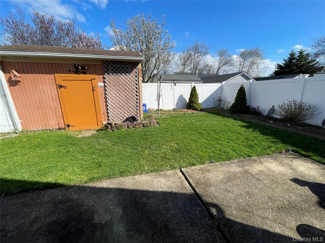 70 E Neptune Avenue, Lindenhurst, NY 11757