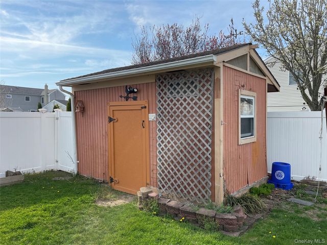 70 E Neptune Avenue, Lindenhurst, NY 11757