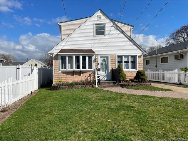 70 E Neptune Avenue, Lindenhurst, NY 11757