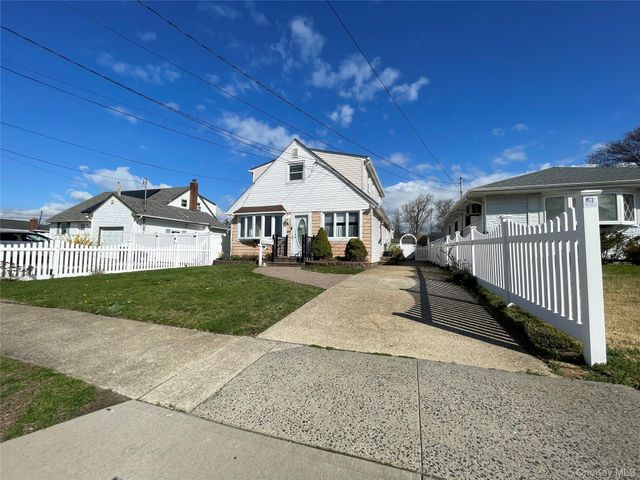 70 E Neptune Avenue, Lindenhurst, NY 11757