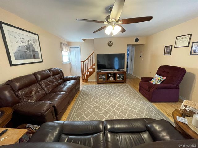 70 E Neptune Avenue, Lindenhurst, NY 11757