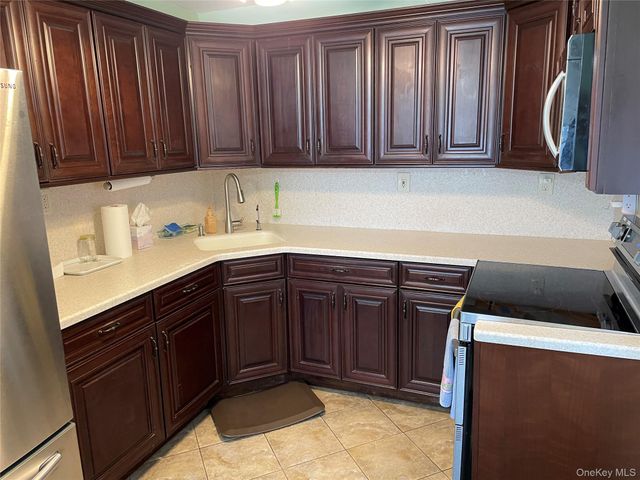 70 E Neptune Avenue, Lindenhurst, NY 11757