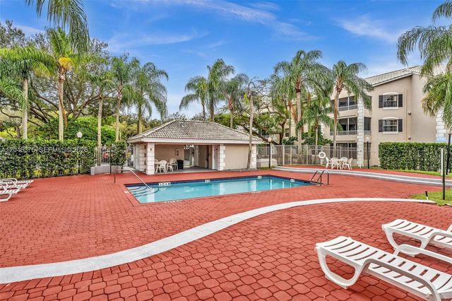 2811 N Oakland Forest Drive 205, Oakland Park, FL 33309