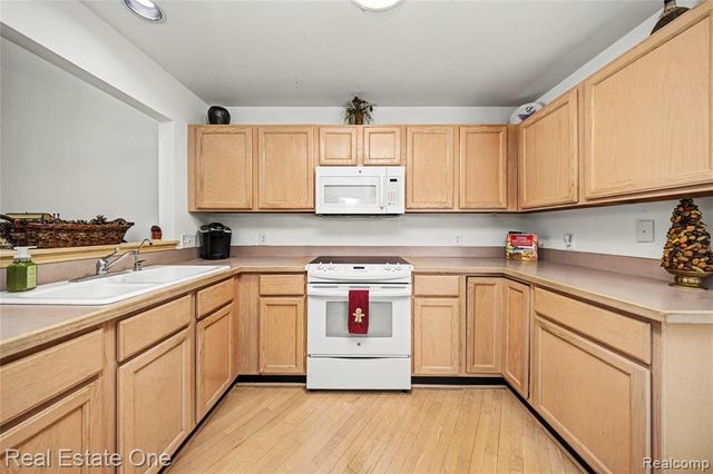 773 Red Maple Lane, Wixom, MI 48393