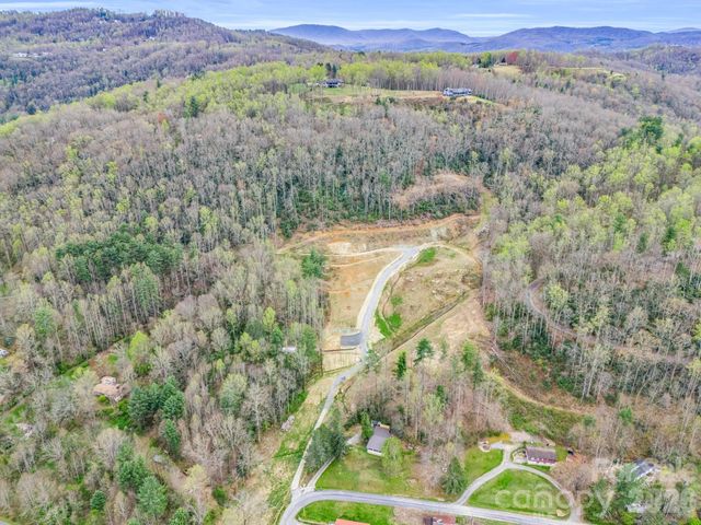 97 Yale Road, Hendersonville, NC 28739