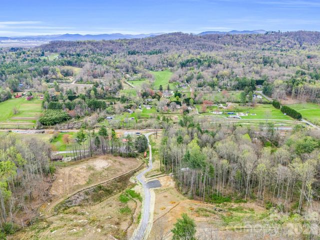 97 Yale Road, Hendersonville, NC 28739