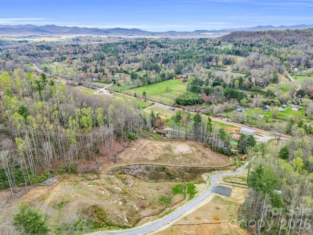 97 Yale Road, Hendersonville, NC 28739