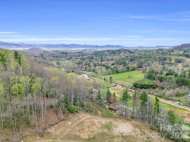 97 Yale Road, Hendersonville, NC 28739