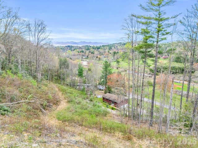 97 Yale Road, Hendersonville, NC 28739