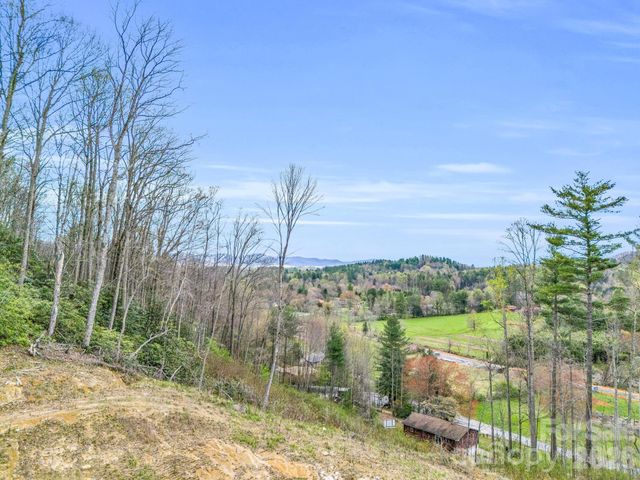 97 Yale Road, Hendersonville, NC 28739