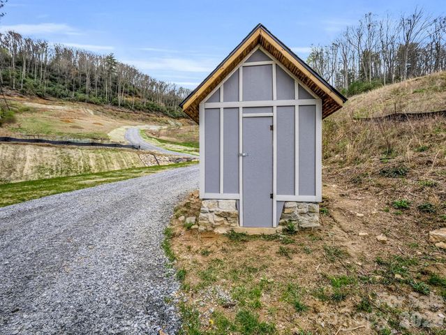 97 Yale Road, Hendersonville, NC 28739