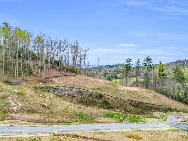 97 Yale Road, Hendersonville, NC 28739