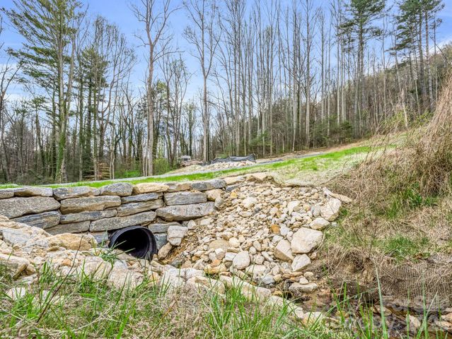 97 Yale Road, Hendersonville, NC 28739