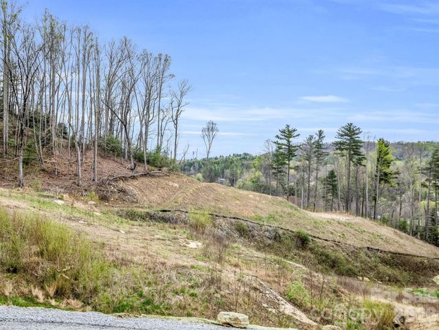 97 Yale Road, Hendersonville, NC 28739