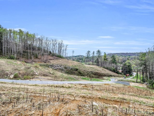 97 Yale Road, Hendersonville, NC 28739