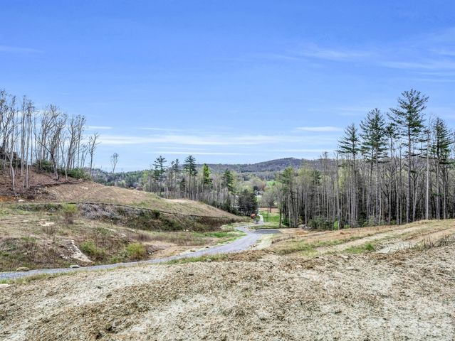 97 Yale Road, Hendersonville, NC 28739