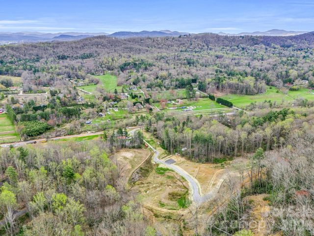 97 Yale Road, Hendersonville, NC 28739