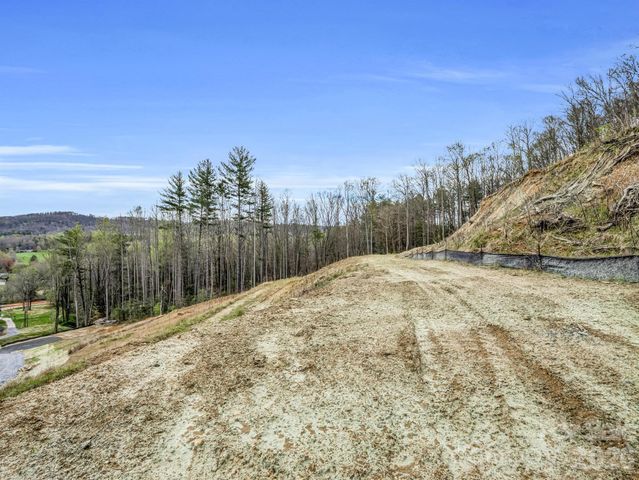 97 Yale Road, Hendersonville, NC 28739